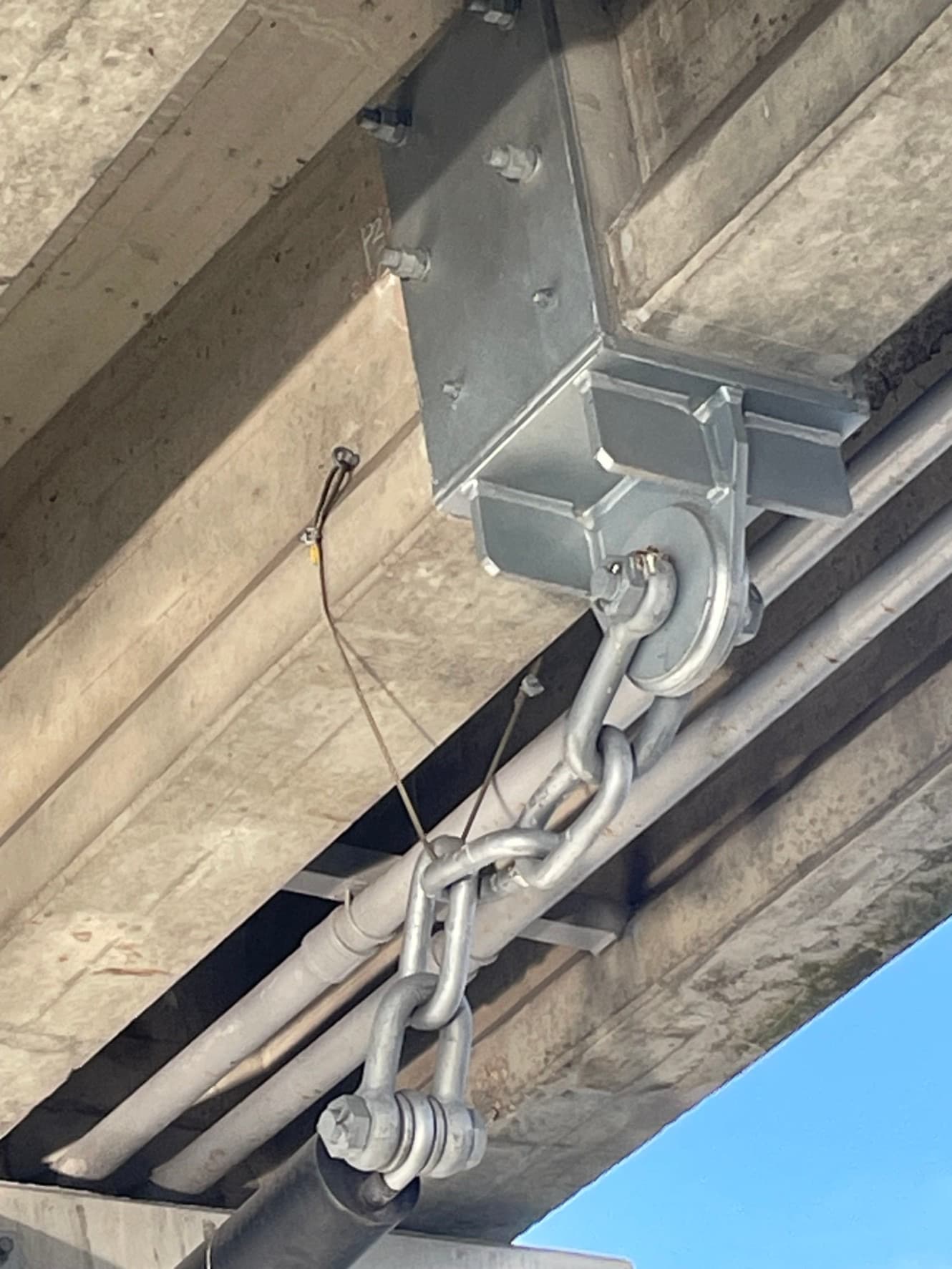 橋梁補修工事＜落橋防止工＞の画像