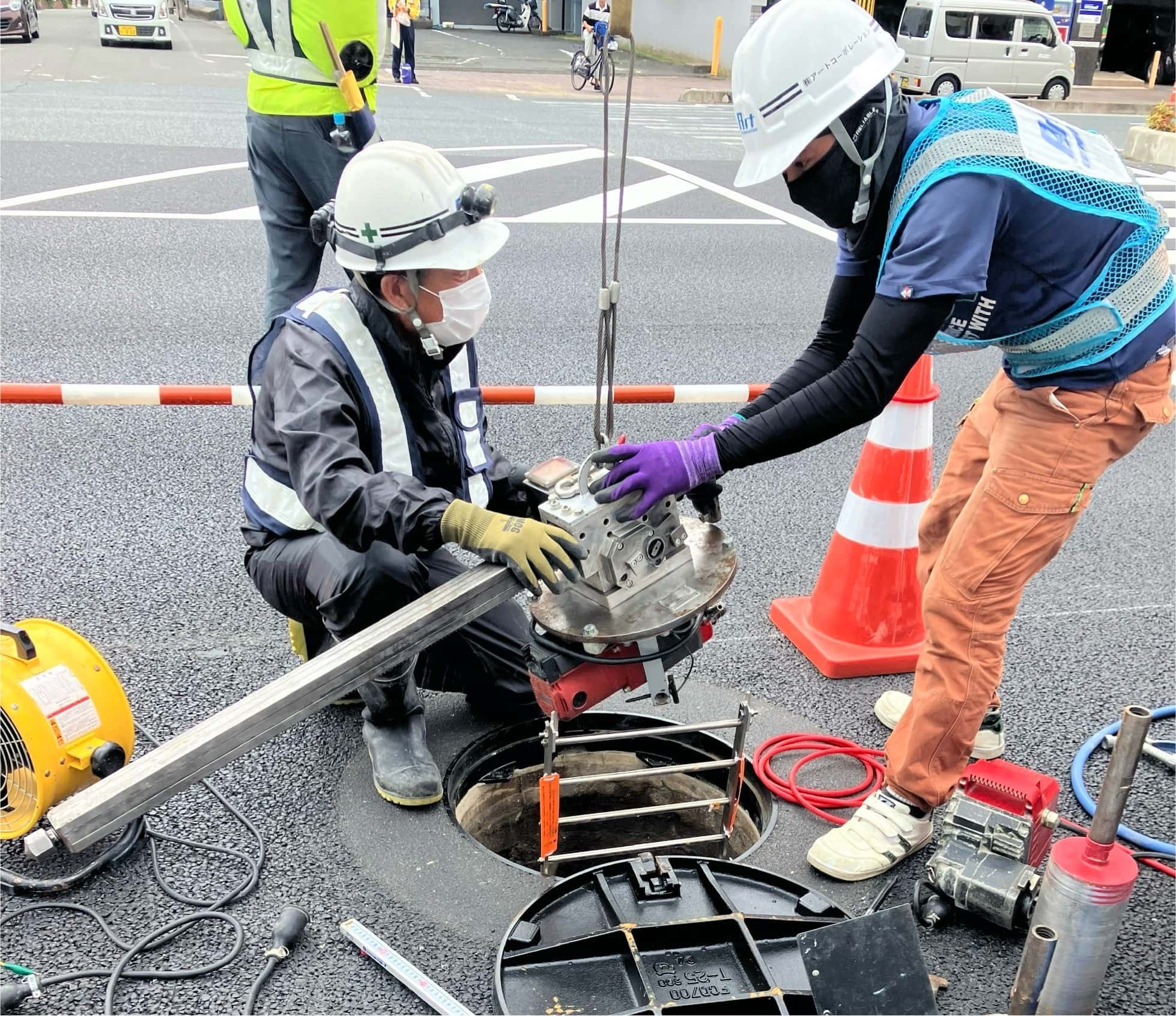 下水道マンホール浮上防止対策工事の画像