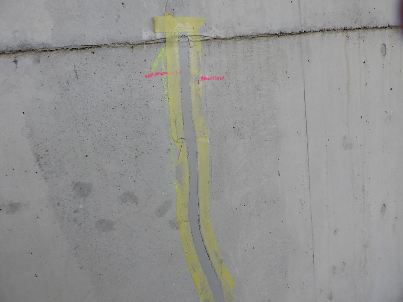 橋梁補修工事＜ひび割れ補修工：充てん工法＞の画像